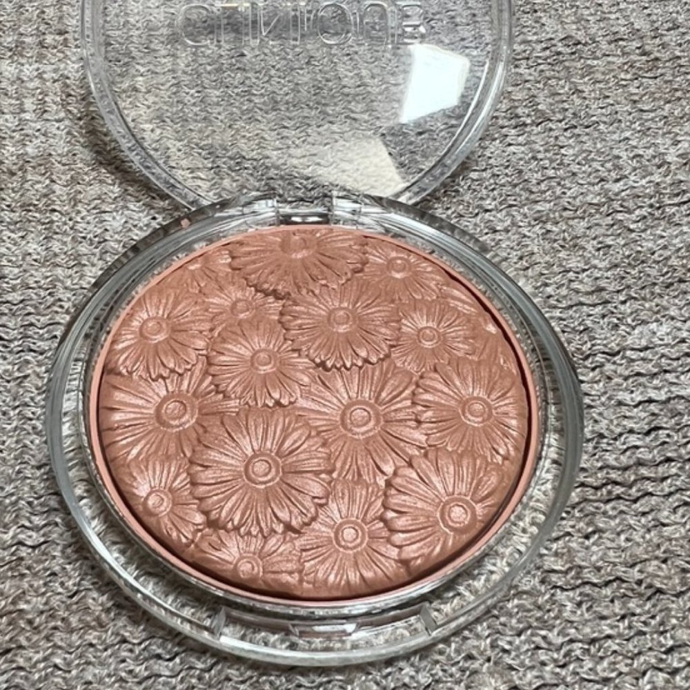 Clinique Powder Pop Flower Bronzer - Picture 8 of 9